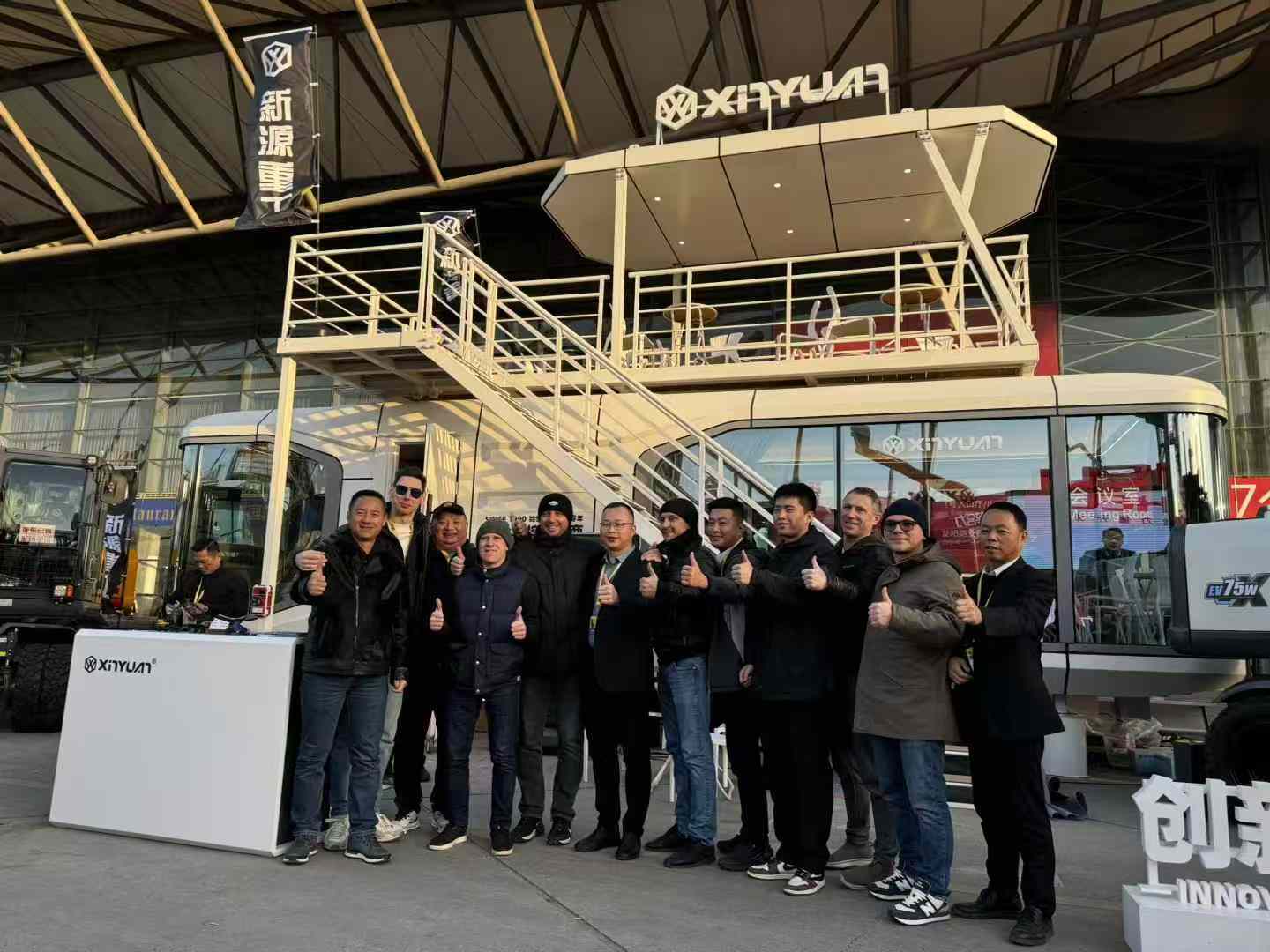 xinyuan excavadora de ruedas en bauma time amigos de varios países foto de grupo